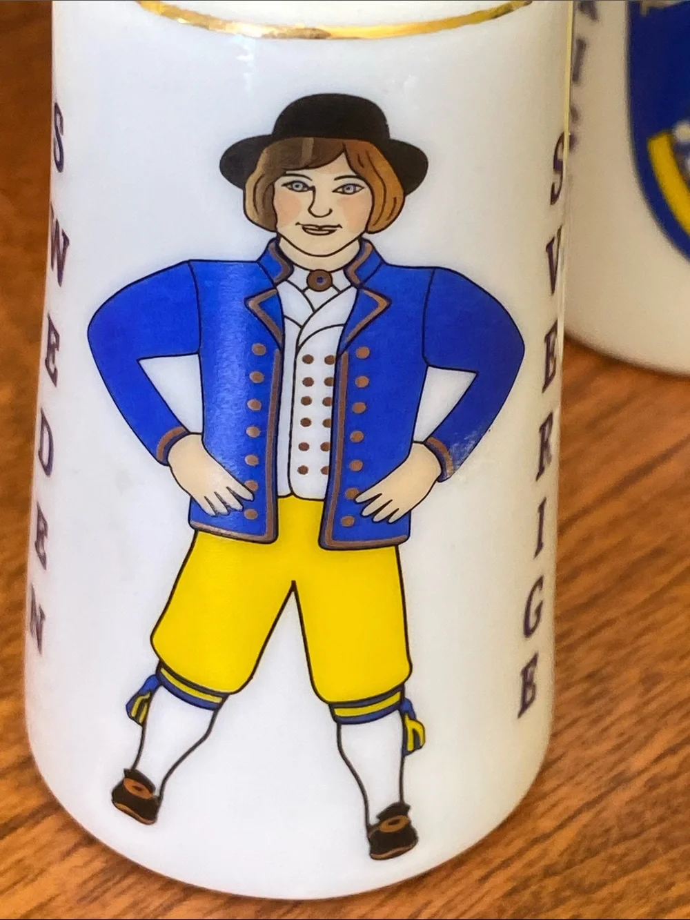 Salt Pepper Shaker Sweden Schweden Traditional Costume Gold Trim - Picture 6 of 7